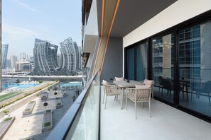 En balkon med udsigt over bybilledet, inklusive moderne bygninger og havnefront.