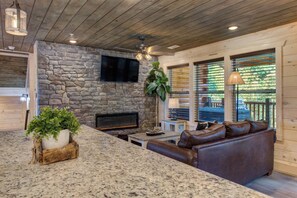 Televisión, chimenea y futbolito 