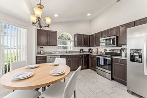 雪櫃、微波爐、焗爐、爐具