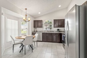 Fridge, microwave, oven, stovetop - Magical Family Getaway - 10ppl (Kissimmee)