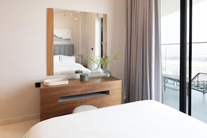2 bedrooms, in-room safe, desk, iron/ironing board