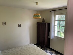 2 bedrooms, desk, iron/ironing board, bed sheets