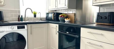 Refrigerador, microondas, horno y parrilla de estufa