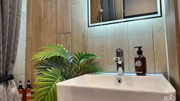 Haartrockner, Handtücher, Seife, Shampoo