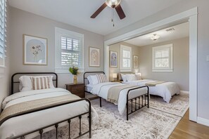 4 habitaciones, escritorio y tabla de planchar con plancha 