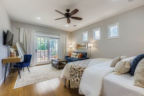 4 室のベッドルーム、デスク、アイロン / アイロン台、旅行用ベビーベッド