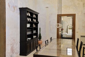 Executive-Penthouse, Poolblick | Wohnbereich | 55-Zoll-Smart-TV mit Digitalempfang