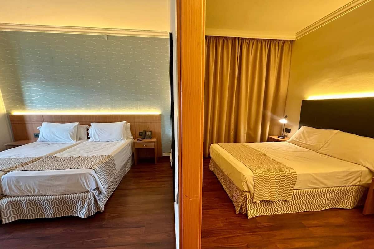 Habitació quàdruple, balcó | Minibar, caixa forta a l'habitació i escriptori