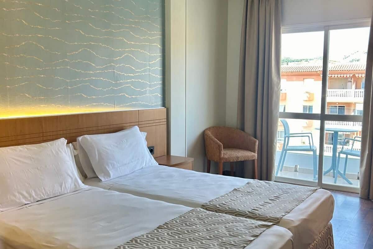 Minibar, caixa forta a l'habitació i escriptori