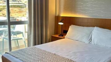 Bar mini, peti besi dalam bilik, meja, ruang kerja komputer riba