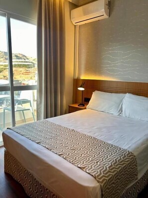 ミニバー、セーフティボックス (室内)、デスク、ノートパソコン用作業スペース