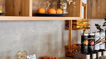 Se ofrece un desayuno bufé (15 EUR por persona)