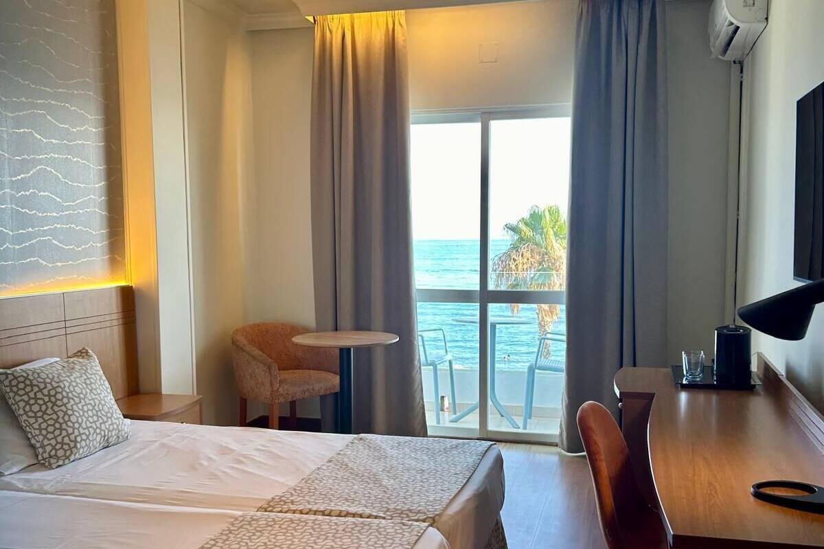 Een minibar, een kluis op de kamer, een bureau, een laptopwerkplek