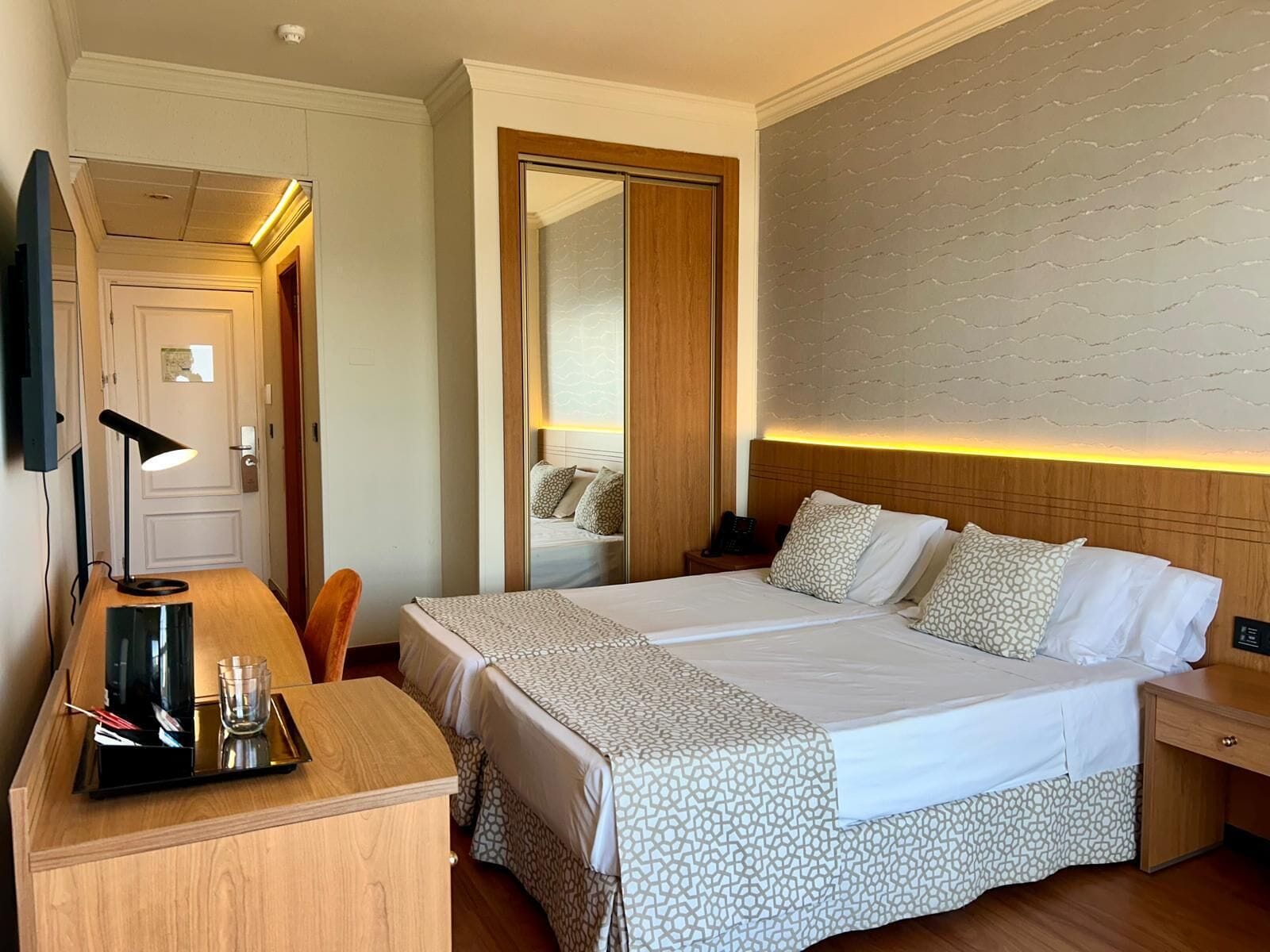 Habitació doble familiar, diversos llits, balcó | Minibar, caixa forta a l'habitació i escriptori 