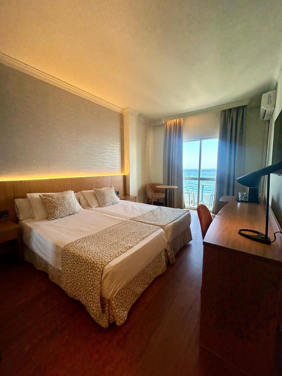 Minibar, caixa forta a l'habitació i escriptori 