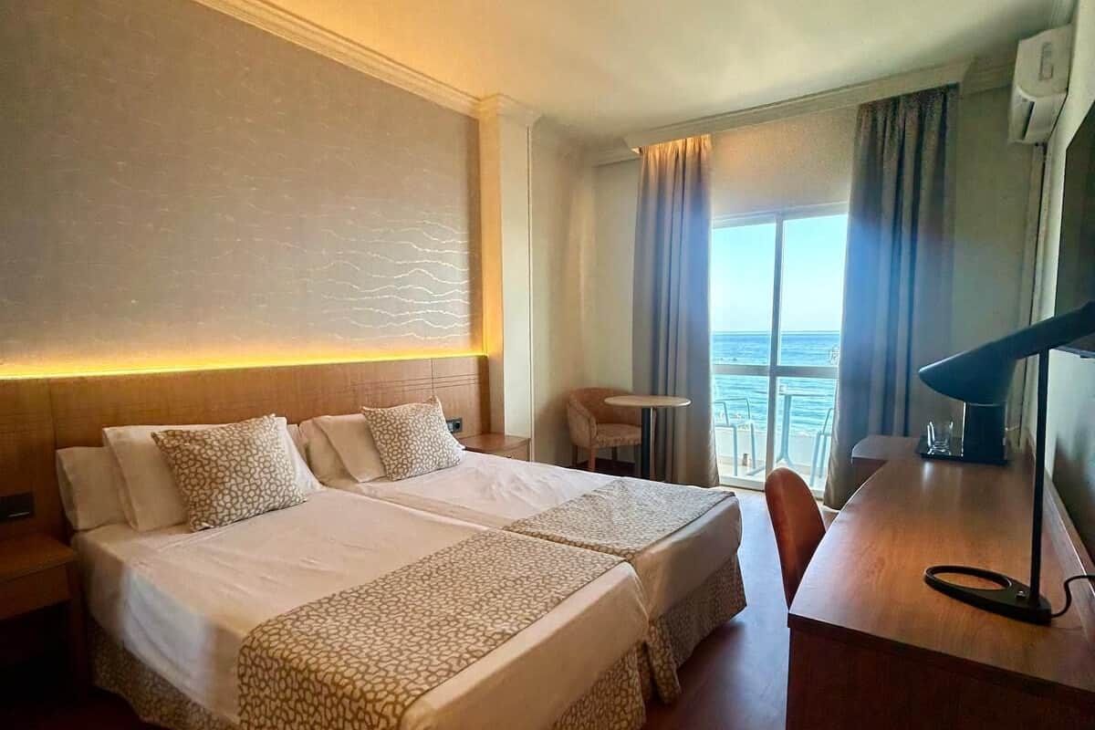 Minibar, caixa forta a l'habitació i escriptori