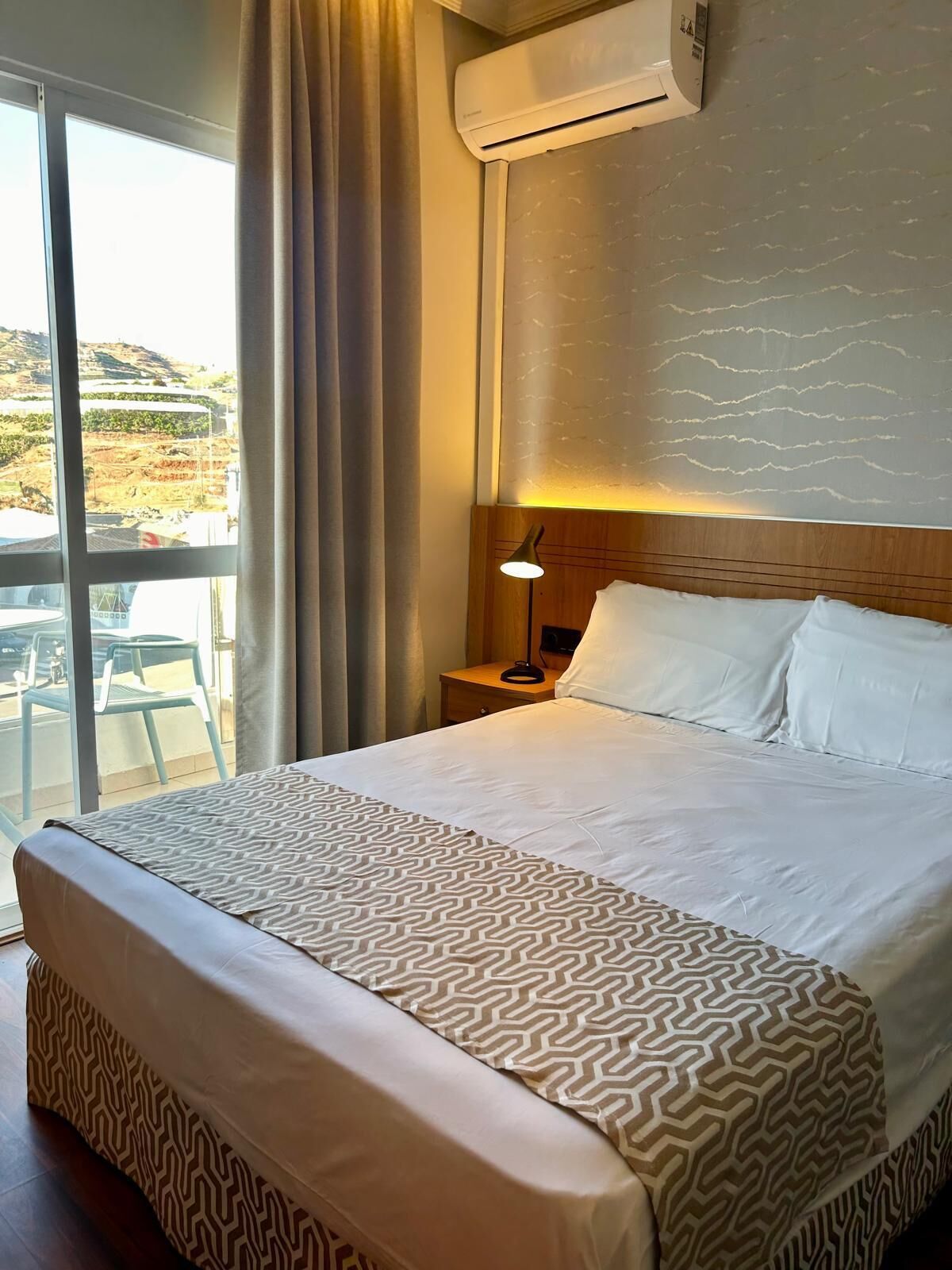 Minibaari, tallelokero huoneessa, työpöytä