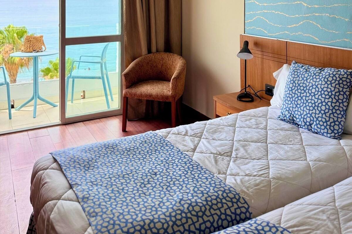 Tweepersoonskamer, balkon, uitzicht op zee | Een minibar, een kluis op de kamer, een bureau, een laptopwerkplek