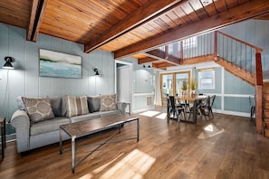 TV, books - Captains Quarters Cottage, Ocean City MD (Ocean City)