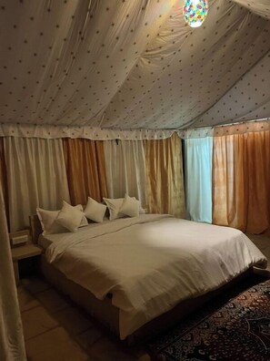 Studio, Desert View | Blackout drapes, iron/ironing board, free WiFi