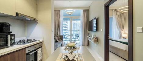 Frigorífico, microondas, horno y placa de cocina