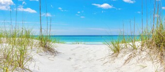 ⭐Lake Balcony View🌴Walk to Beach🏖️Community Pool☀️Destiny Beach Villas #23A&B