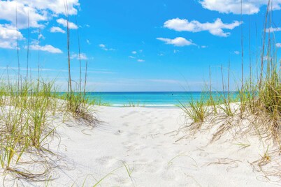 ⭐Lake Balcony View🌴Walk to Beach🏖️Community Pool☀️Destiny Beach Villas #23A&B