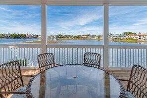Outdoor dining - ⭐Lake Balcony View🌴Walk to Beach🏖️Community Pool☀️Destiny Beach Villas #23B (Destin)