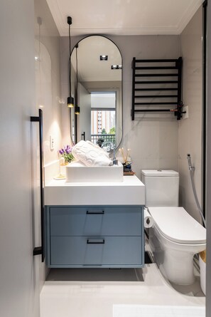 ヘアドライヤー、ビデ、タオル、石鹸