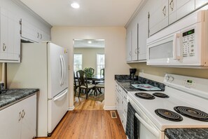 Refrigerador, microondas, placa de cocina, cafetera/tetera