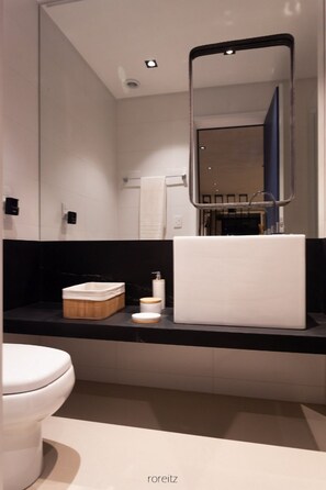 ヘアドライヤー、タオル、石鹸、シャンプー