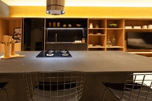 冷蔵庫、電子レンジ、オーブン、コンロ