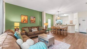 Maison mitoyenne, plusieurs lits, patio, vue jardin (Magic Getaway) | Coin séjour