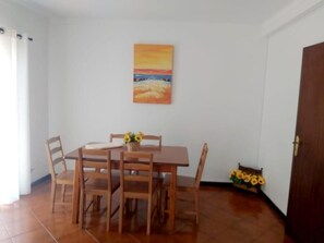 Maison, 3 chambres | Restauration dans la chambre