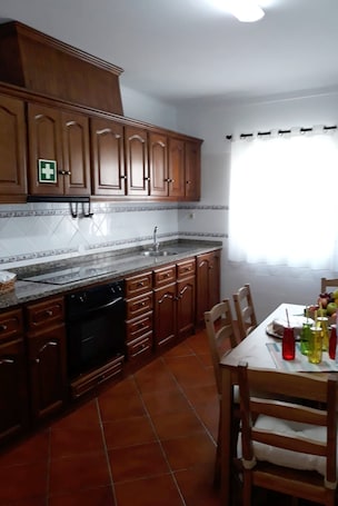 House, 3 Bedrooms | Private kitchen | Fridge, microwave, oven, stovetop