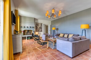 TV, fireplace, DVD player, ping pong - Holiday Home 'Les Flamants' with Sea View, Wi-Fi and Air Conditioning (Portiragnes)