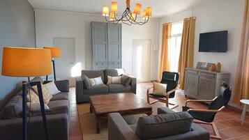 Télévision, cheminée, lecteur de DVD, table de tennis de table