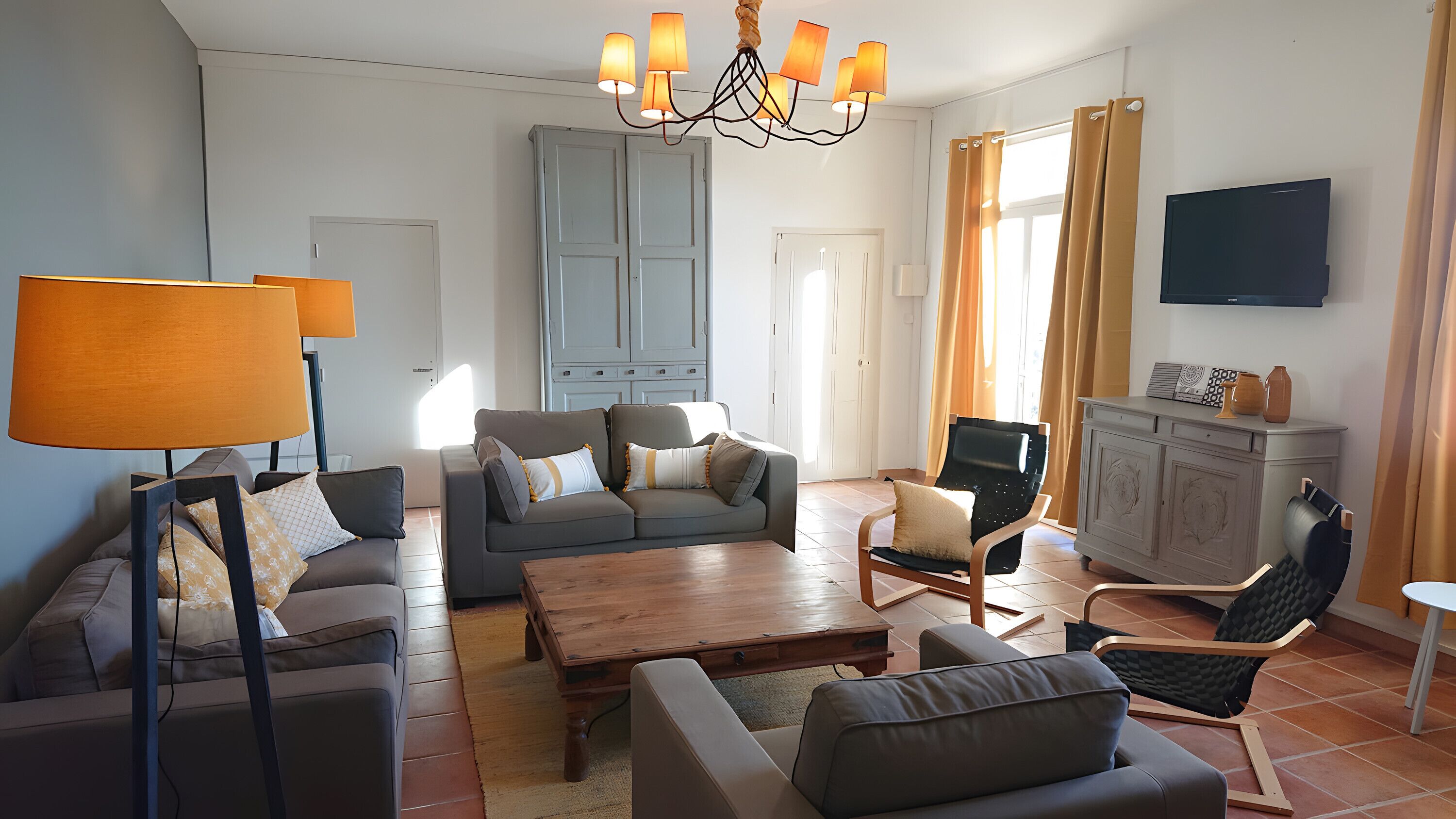 Tv, pejs, dvd-afspiller, bordtennisbord