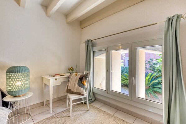 Interior - Holiday Home 'Les Flamants' with Sea View, Wi-Fi and Air Conditioning (Portiragnes)