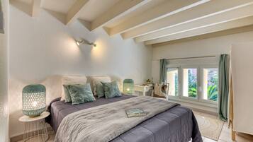 4 bedrooms, iron/ironing board, WiFi, bed sheets
