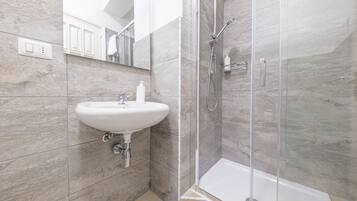 Douche, sĂšche-cheveux, serviettes fournies