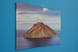 Fotografía enmarco de una isla volcánica con cielo despejado.