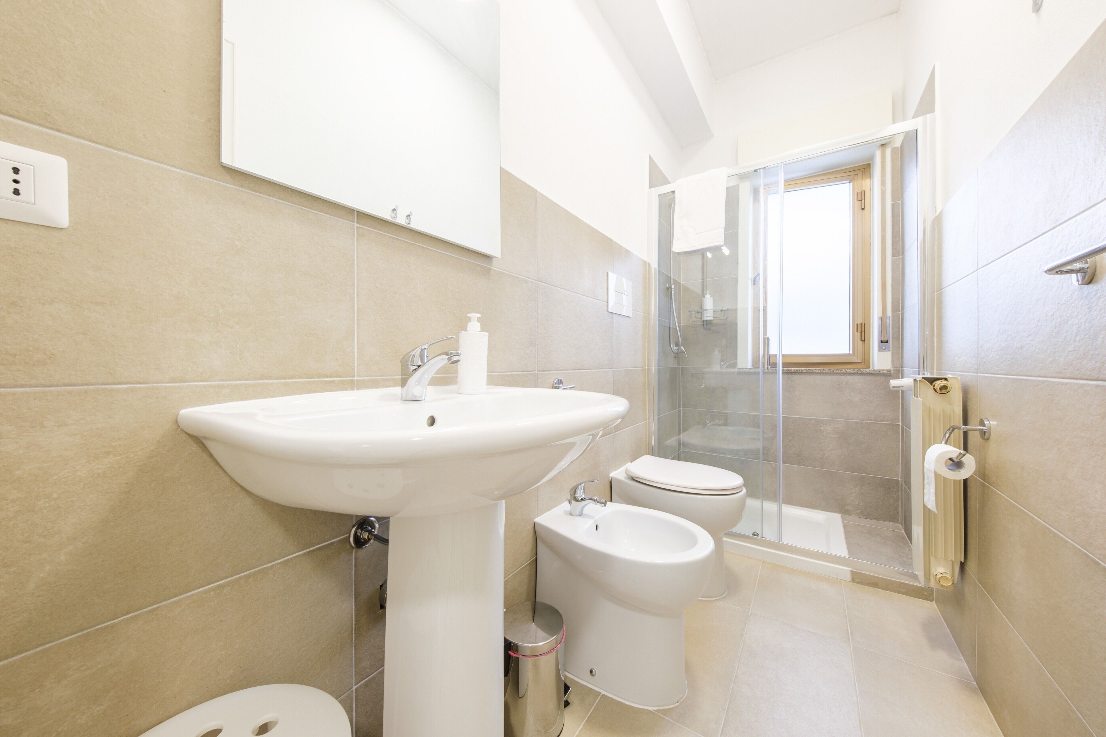 Dusch, hårtork och handdukar