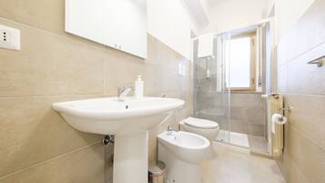 Dusch, hårtork och handdukar