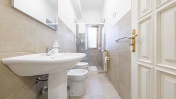 Douche, sĂšche-cheveux, serviettes fournies