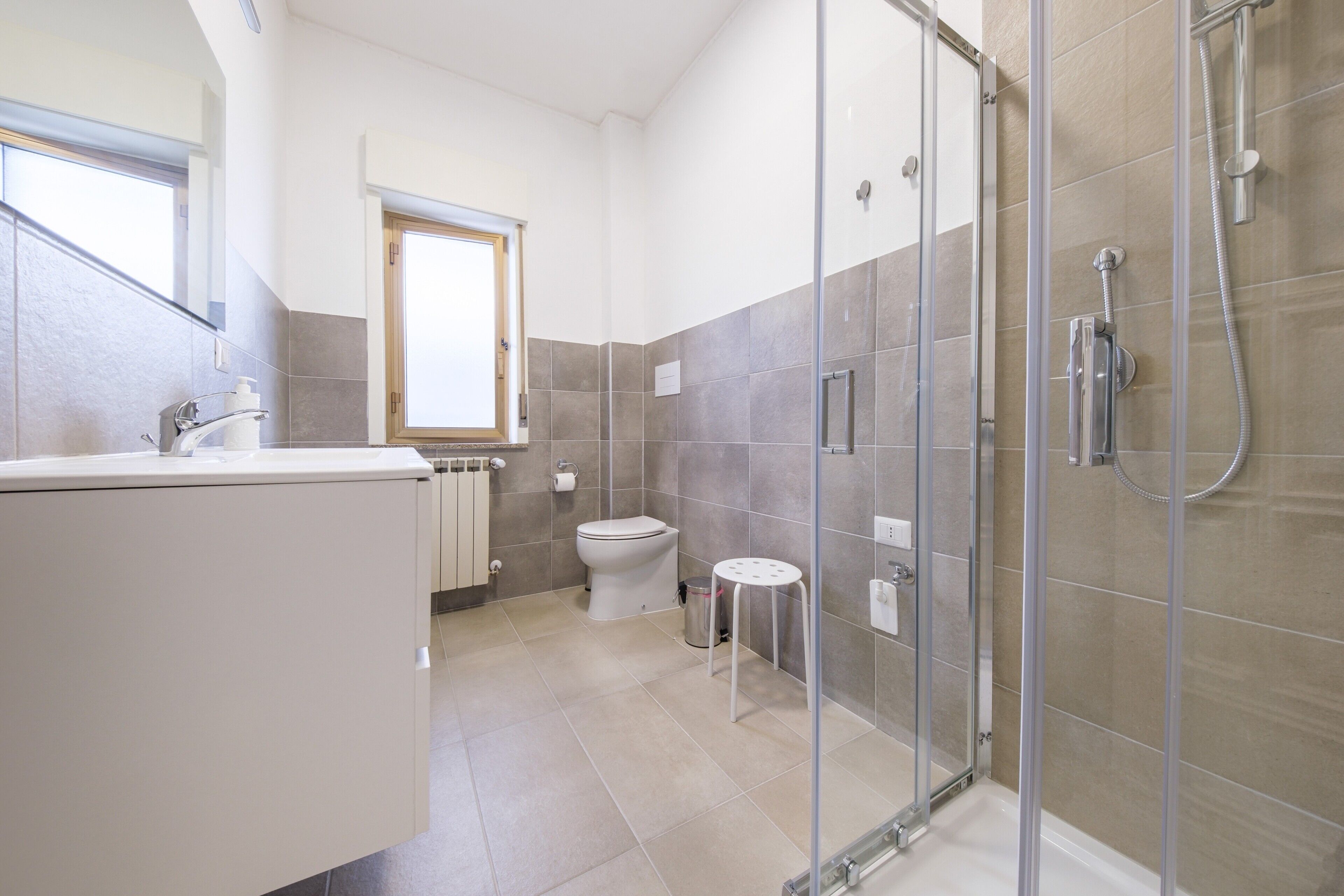 Une salle de bain moderne équipée d’une douche, de toilettes et d’un lavabo.