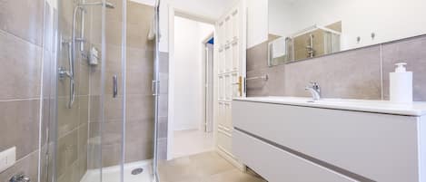 Dusche, Haartrockner, Handtücher