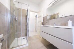 Douche, sèche-cheveux, serviettes fournies