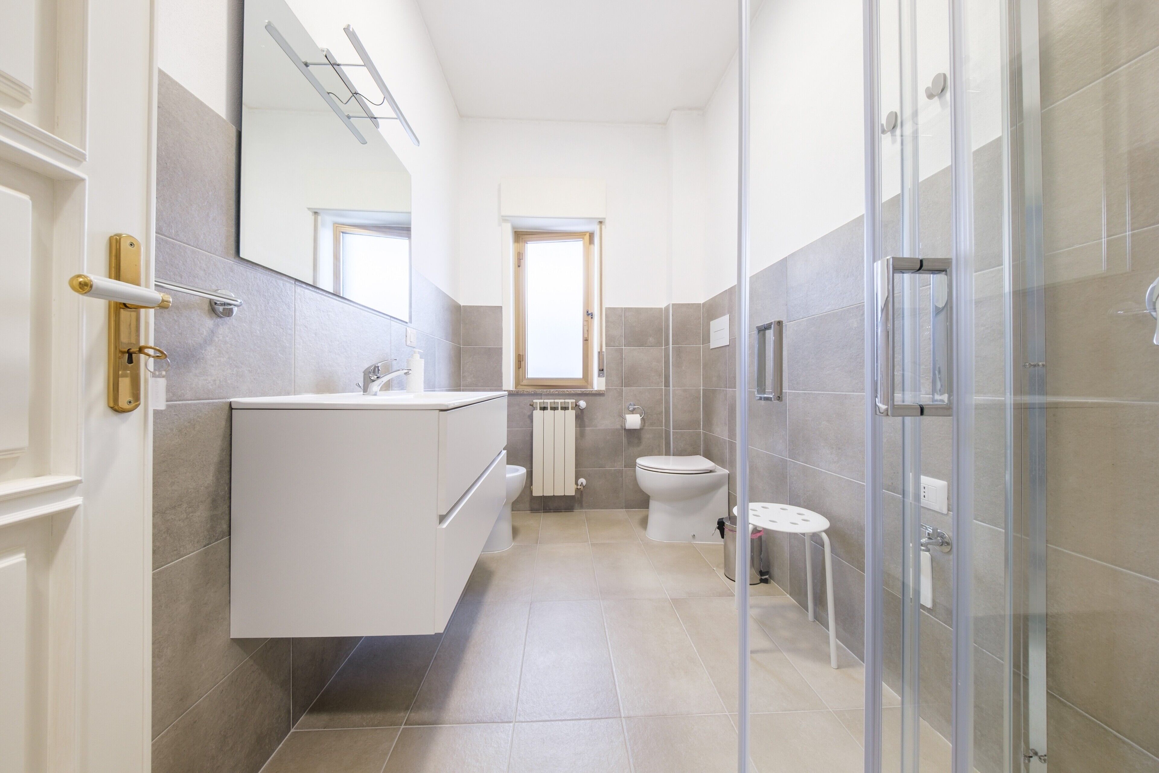 Douche, sèche-cheveux, serviettes fournies