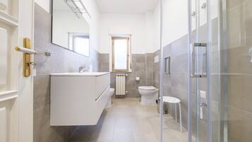 Douche, sĂšche-cheveux, serviettes fournies